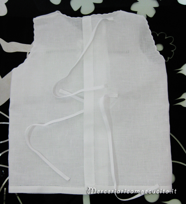 Camicina in lino con ricamo punto antico