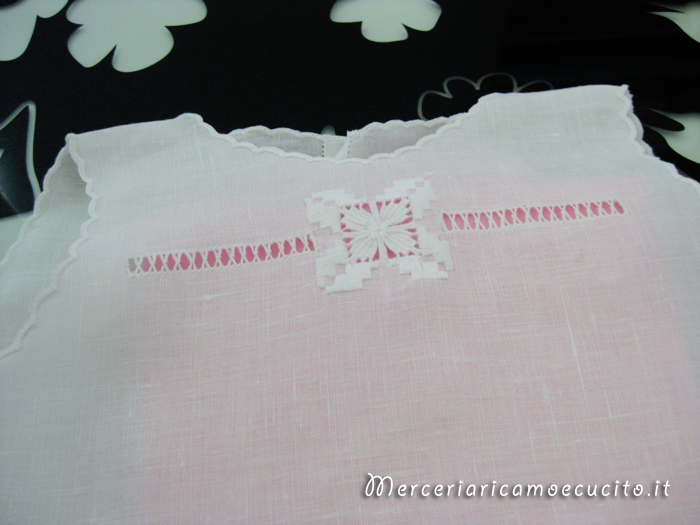 Camicina in lino con ricamo punto antico