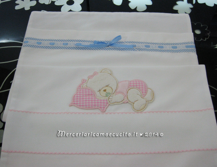 Sacchetti e busta portaoggetti trapuntata per nascita e asilo con orsetto dormiglione