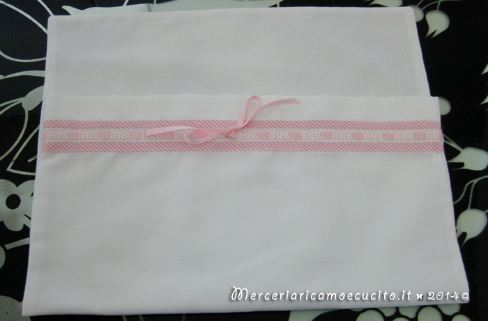 Sacchetti e busta portaoggetti trapuntata per nascita e asilo con orsetto dormiglione