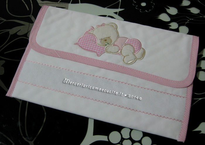 Sacchetti e busta portaoggetti trapuntata per nascita e asilo con orsetto dormiglione