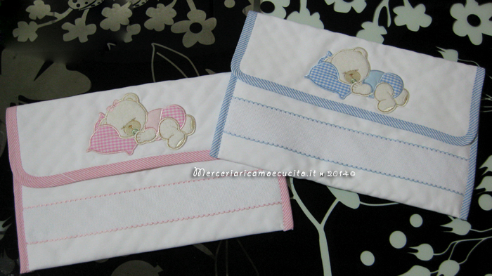 Sacchetti e busta portaoggetti trapuntata per nascita e asilo con orsetto dormiglione