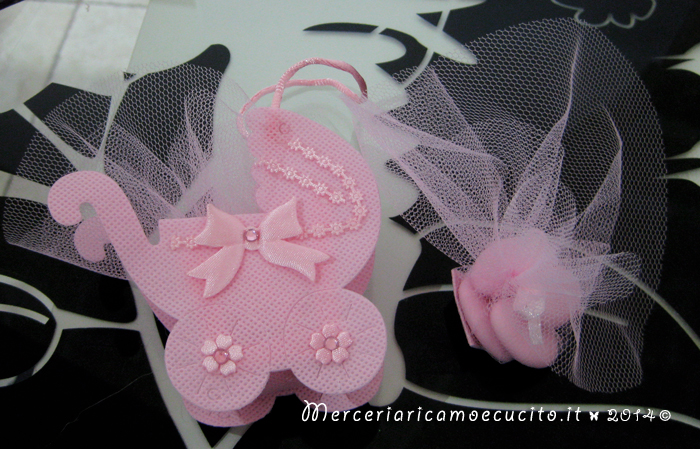 Sacchettino bomboniera portaconfetti rosa a forma di carrozzina