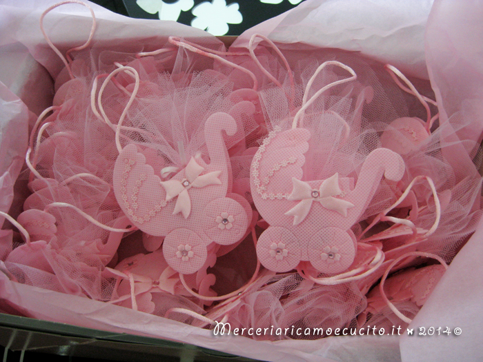 Sacchettino bomboniera portaconfetti rosa a forma di carrozzina