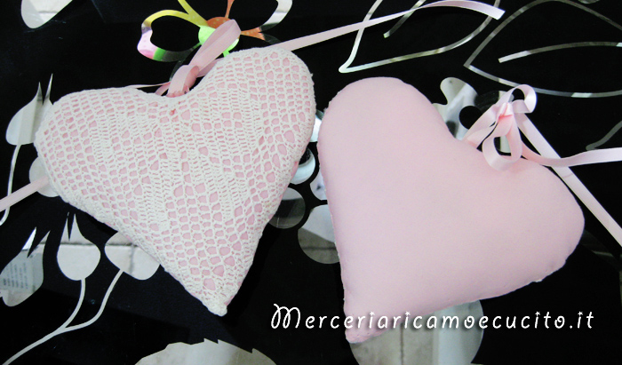 Cuore all'uncinetto con fiocco