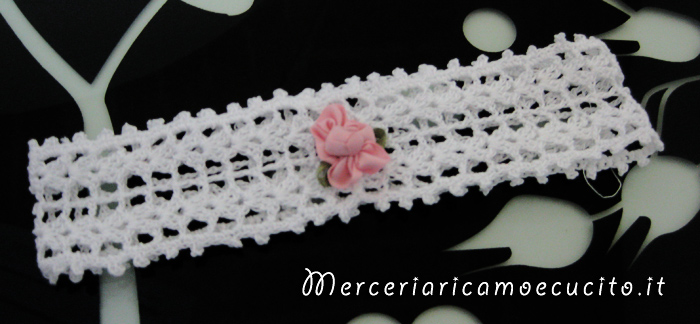 Set nascita per Noemi - Pannelo portaggetti, porta biberon, fiocco nascita farfalla, scarpette e fascia di cotone