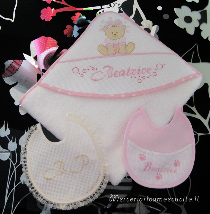 Accappatoio neonato con orsetto e bavette per Beatricer