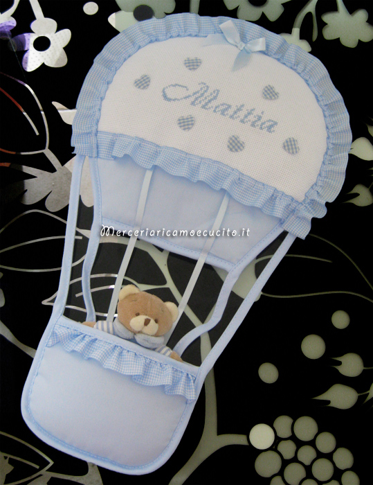 Coccarda fiocco nascita mongolfiera celeste per Mattia