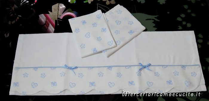 Coordinato copertina copripiumino e set lenzuolino con cuori, fiocchetti e stelle