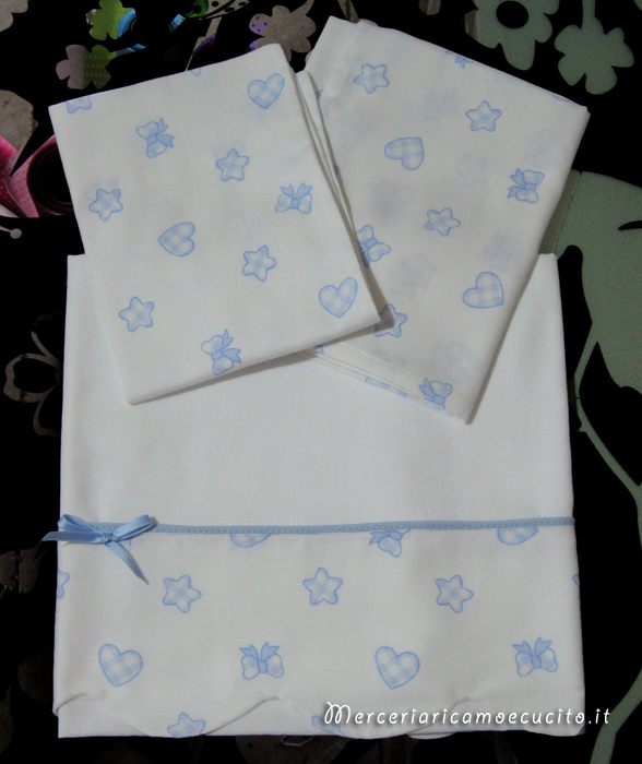 Coordinato copertina copripiumino e set lenzuolino con cuori, fiocchetti e stelle