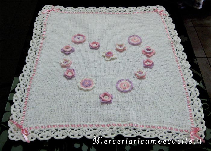 Copertina in lana con fiori a forma di cuore e fiocco nascita mongolfiera rosa per Ginevra