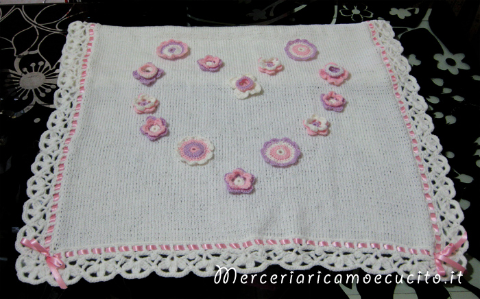 Copertina in lana con fiori a forma di cuore e fiocco nascita mongolfiera rosa per Ginevra