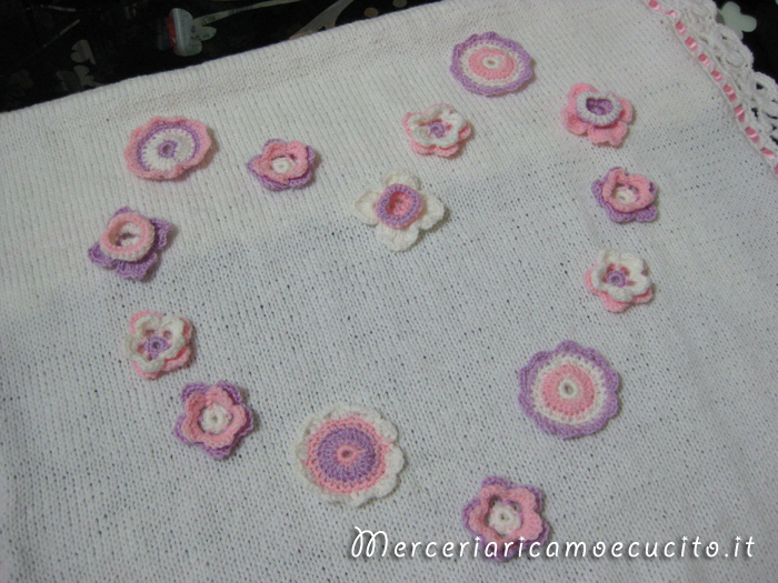 Copertina in lana con fiori a forma di cuore e fiocco nascita mongolfiera rosa per Ginevra