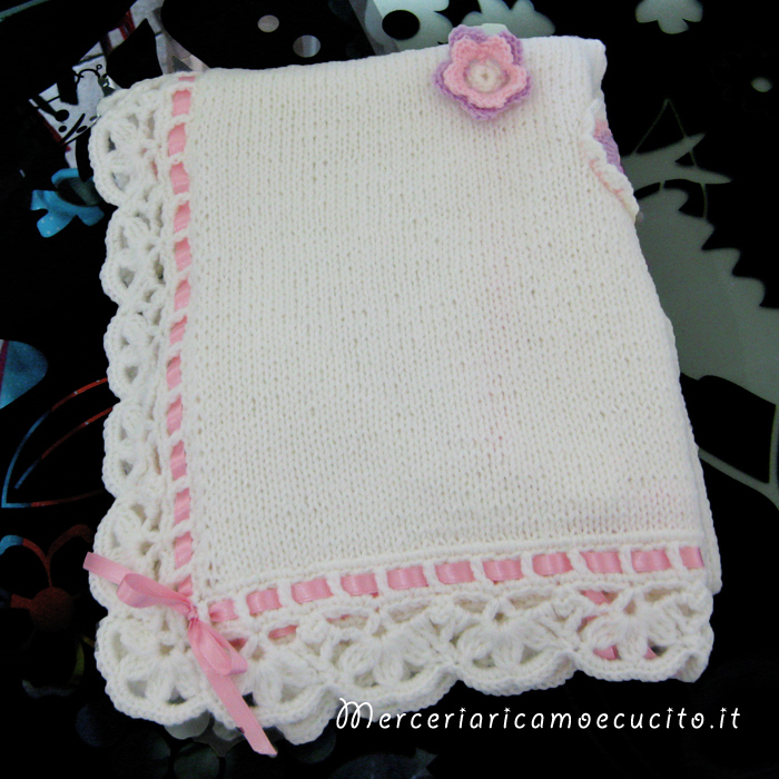 Copertina in lana con fiori a forma di cuore e fiocco nascita mongolfiera rosa per Ginevra