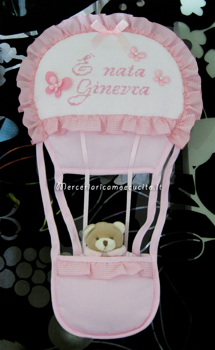 Copertina in lana con fiori a forma di cuore e fiocco nascita mongolfiera rosa per Ginevra