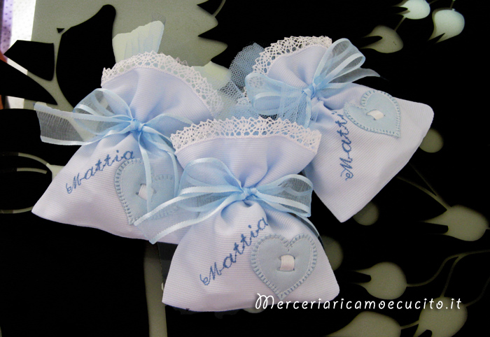 Sacchettini bomboniere portaconfetti celeste con cuore per Mattia