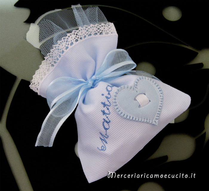 Sacchettini bomboniere portaconfetti celeste con cuore per Mattia