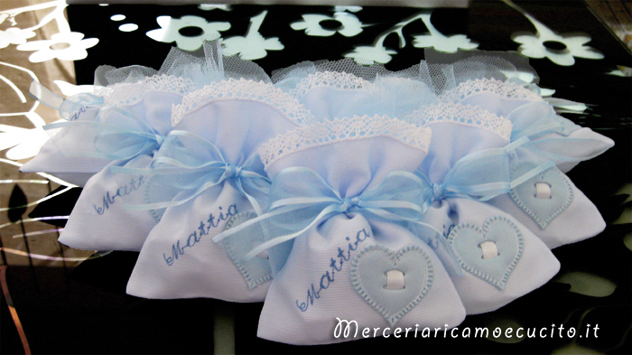 Sacchettini bomboniere portaconfetti celeste con cuore per Mattia