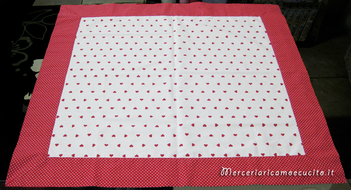 Tovaglia e runner con cuori e bordo pois