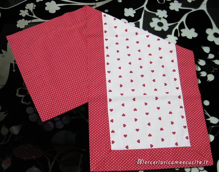 Tovaglia e runner con cuori e bordo pois