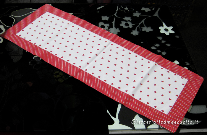 Tovaglia e runner con cuori e bordo pois