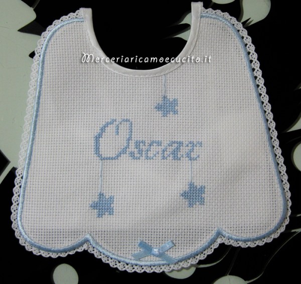 Bavetta celeste con merletto e fiocco per Oscar