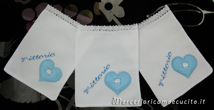 Sacchettini bomboniere portaconfetti celeste con cuore e fiore per Vittorio