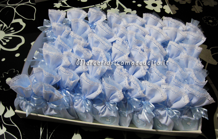 Sacchettini bomboniere portaconfetti celeste con cuore per Filippo