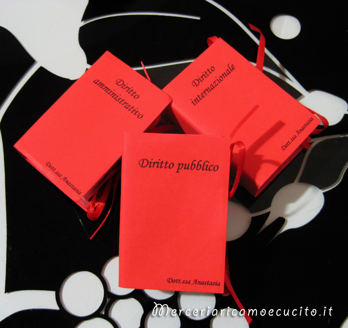 Bomboniera portaconfetti a forma di libro con esami Laurea in giurisprudenza per Anastasia