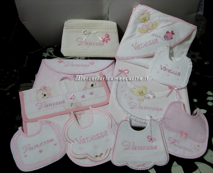 Set corredino per nascita - Coperina, accappatoio, buste e bavette per Vanessa