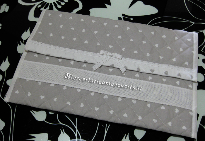 Busta portaoggetti trapuntata con cuori