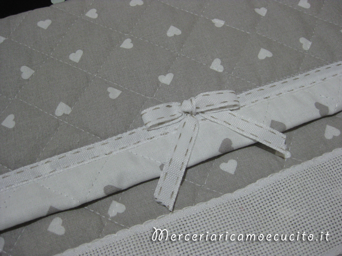 Busta portaoggetti trapuntata con cuori