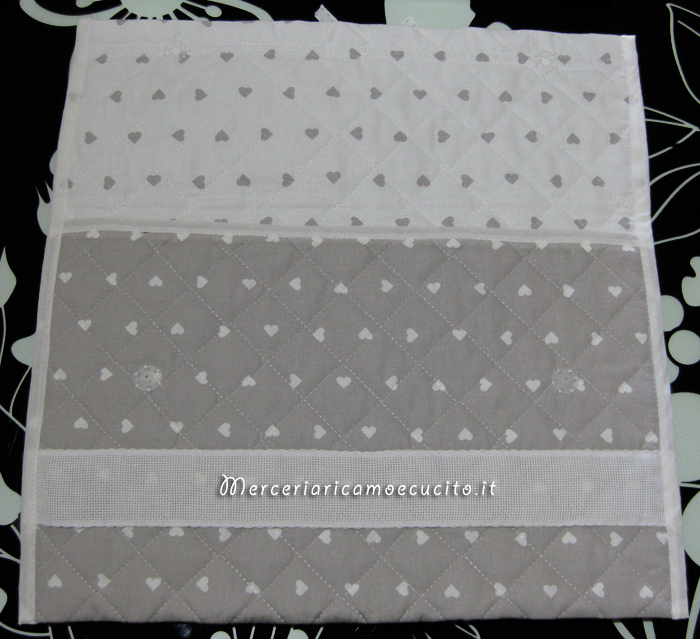 Busta portaoggetti trapuntata con cuori