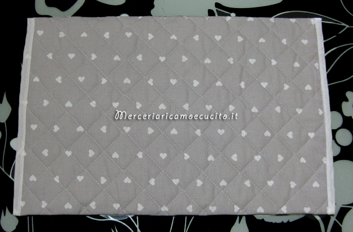 Busta portaoggetti trapuntata con cuori