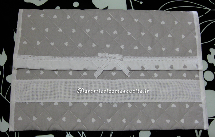 Busta portaoggetti trapuntata con cuori