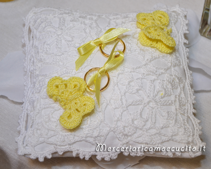 Cuscino portafedi con farfalle