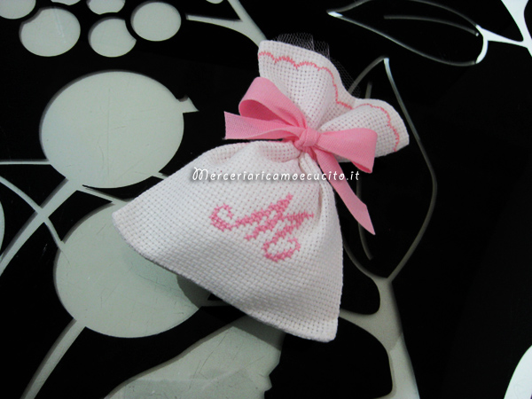 Sacchettini bomboniere in tela aida con iniziale "M" per Maria