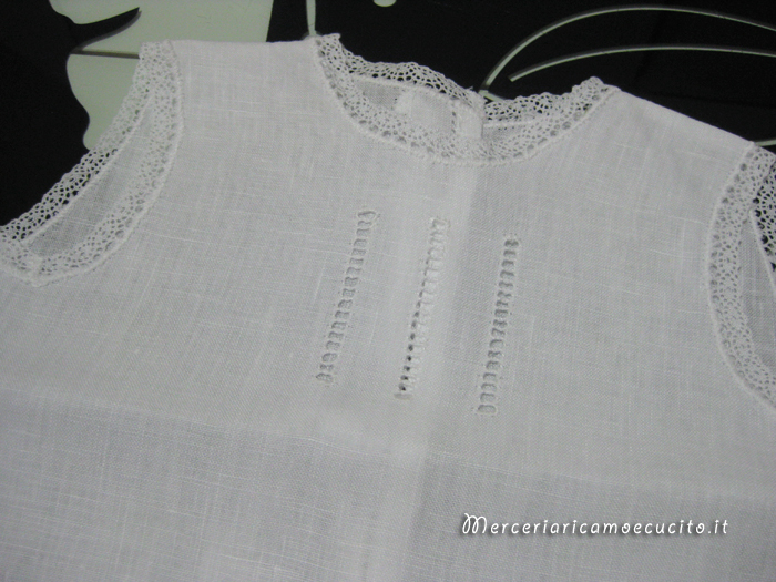 Camicina in lino con ricamo punto antico