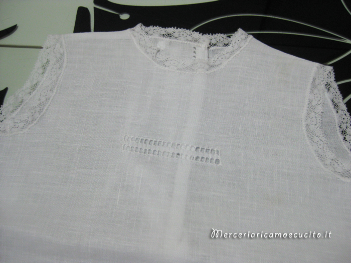 Camicina in lino con ricamo punto antico