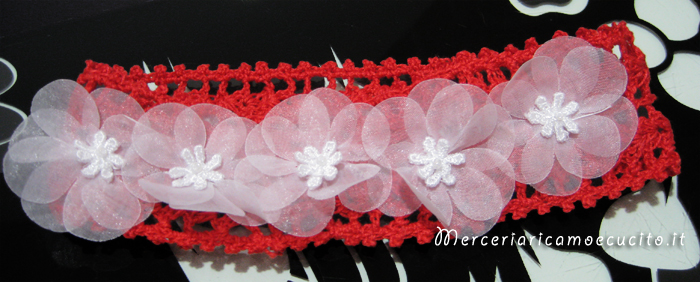 Fasce per capelli all'uncinetto rosa e rossa con fiori