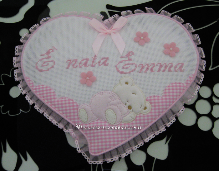 Fiocco nascita, beauty con orsetto e bavetta per Emma