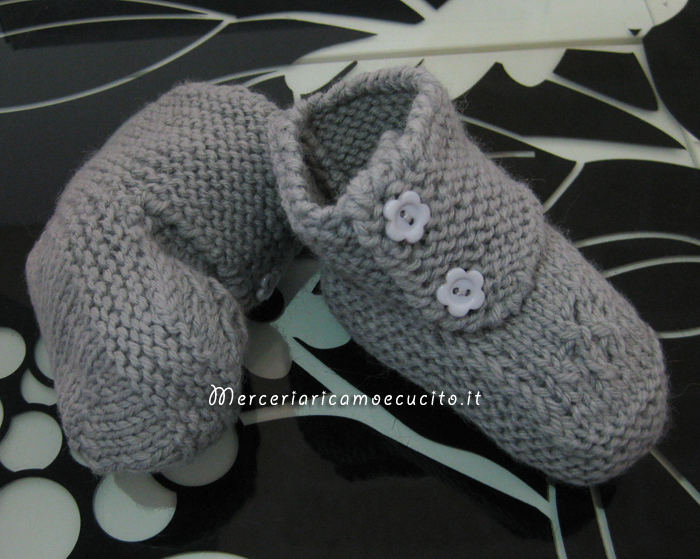 Scarpette per neonato verdi e grigie in lana ai ferri