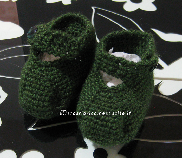 Scarpette per neonato verdi e grigie in lana ai ferri