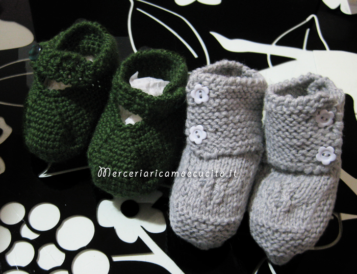 Scarpette per neonato verdi e grigie in lana ai ferri