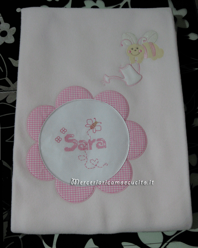 Set corredino per nascita - Lenzuolino, copertine, fiocco nascita, e bavetta per Sara