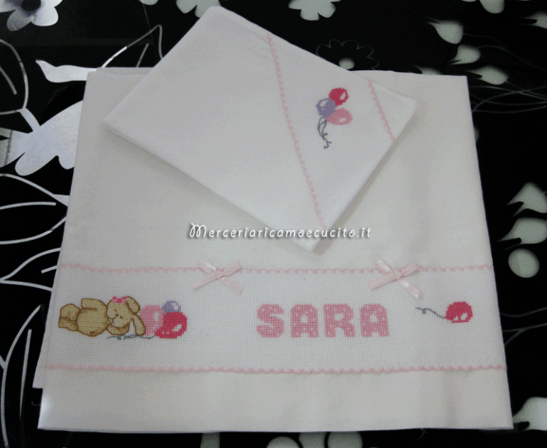 Set corredino per nascita - Lenzuolino, copertine, fiocco nascita, e bavetta per Sara