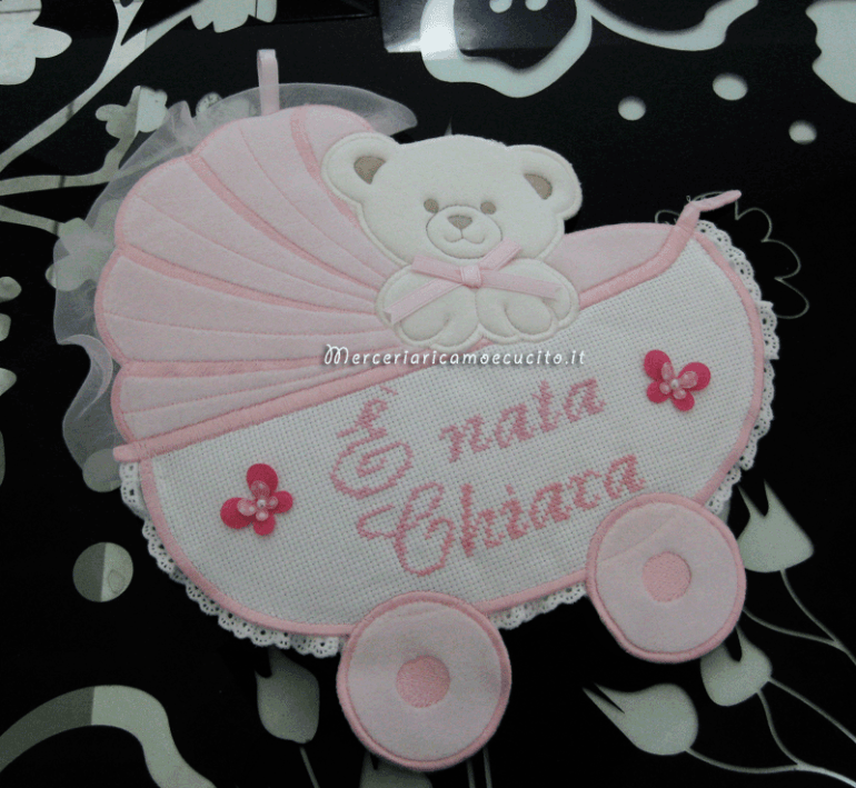 Fiocco nascita carrozzina, bavetta prima misura e bomboniere porta confetti carrozzina per Chiara