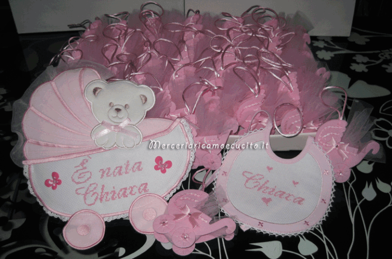 Fiocco nascita carrozzina, bavetta prima misura e bomboniere porta confetti carrozzina per Chiara