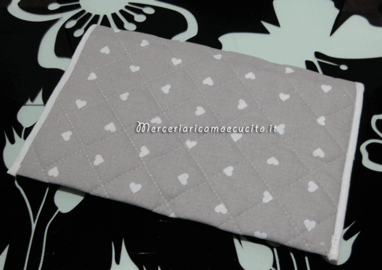 Busta porta tovagliolo trapuntato fantasia con cuori per "Ginevra R."