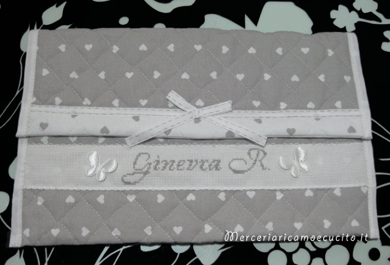Busta porta oggetti trapuntato fantasia con cuori per "Ginevra R."